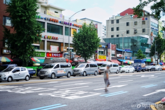 지난 4일 서울 청량리 성바오로병원 앞 도로에서 한 남성이 무단횡단 하고 있다. /사진=남궁민 기자