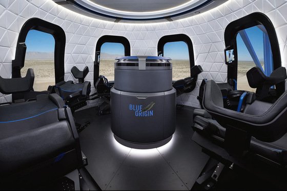 블루 오리진의 뉴 셰퍼드 우주캡슐. 최대 6명까지 탑승할 수 있다. 좌석 밑에 X자 형태의 엑슬이 있어 180도로 누울 수 있다. /사진제공=블루 오리진 