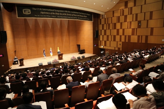 폴 갤러거 교황청 외무장관, 가톨릭대 국제 심포지엄서 강연