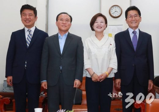 바른미래당 유의동, 자유한국당 윤재옥, 더불어민주당 진선미, 평화와 정의의 의원모임 윤소하(왼쪽부터) 원내수석부대표가 28일 오후 서울 여의도 국회에서 원구성 협상 등을 위한 교섭단체 4당 원내수석부대표 회동에 앞서 사진촬영을 하고 있다. /사진=이동훈 기자