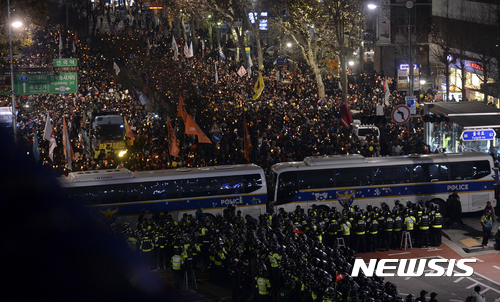 【서울=뉴시스】최진석 기자 = 지난 2016년 12월17일 오후 서울 종로구 안국역 네거리에서 제8차 촛불집회 참가자들이 헌법재판소로 행진을 하다 경찰에 막히자 자리를 잡고 정권퇴진 촉구 시위를 하고 있다. 2016.12.17.   myjs@newsis.com  