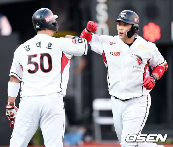 강백호와 하이파이브를 하는 박경수.<br>
<br>