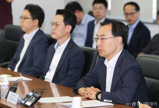 문승욱 산업통상자원부 산업혁신성장실장은 19일 한국철강협회 대회의실에서 14개 철강업체를 비롯한 정부, 기업, 협회 관계자 등이 참석한 가운데 ‘EU 집행위원회가 한국산 철강 세이프가드(긴급수입제한조치) 잠정조치 발표’와 관련해 「EU 철강 세이프가드 민관 대책회의」를 열었다. /사진제공=산업통상자원부