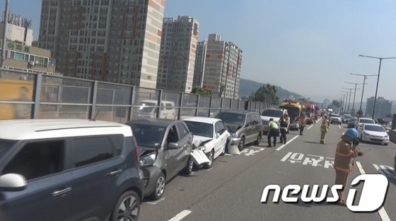 서울 내부순환로서 차량 6중 추돌…6명 병원 이송 - 머니투데이 서울 내부순환로서 차량 6중 추돌…6명 병원 이송 - 머니투데이