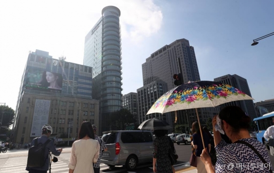  서울 광화문 네거리에 시민들이 출근길 발걸음을 옮기고 있다./사진=머니투데이
