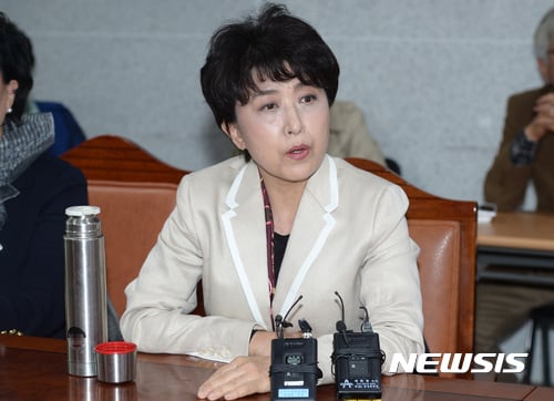 【서울=뉴시스】이영환 기자 = 정미홍 전 아나운서가 11일 오후 서울 여의도 국회의원회관에서 열린 새누리당 비상대책위원회의에서 모두발언 하고 있다. 2017.04.11.    20hwan@newsis.com  <저작권자ⓒ 공감언론 뉴시스통신사. 무단전재-재배포 금지.>