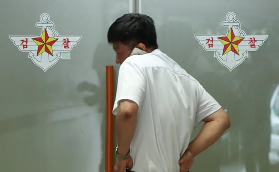  25일 오전 서울 용산구 국방부 검찰단 별관에 마련된 기무사 특별수사단 사무실에 관계자가 들어가고 있다. 지난 24일 송영무 국방부 장관과 국군기무사령부 측이 국회 국방위원회에서 촛불집회 계엄령 문건 등을 둘러싸고 서로 진실공방을 벌이며 정면 충돌했다. / 사진 = 뉴스1