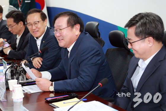  김태년 더불어민주당 정책위의장이 26일 오전 서울 여의도 국회 의원회관에서 열린 더불어민주당-정부간 2018 세법개정안 당정협의에서 모두발언을 하고 있다.   당정은 재정개혁 특별위원회과 권고한 임대소득 세재 개편 등을 포함해 세법 개정을 폭넓게 논의할 계획이다. 2018.7.26/뉴스1  <저작권자 &copy; 뉴스1코리아, 무단전재 및 재배포 금지>