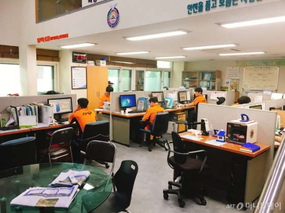 소방관들은 출동을 다녀온 뒤에도 관련 행정업무를 하느라 컴퓨터 앞에 앉아 있을 때가 대부분이다. 한 소방관은 "현장 업무만 해도 좋을 것 같다"고 말했다./사진=남형도 기자<br>