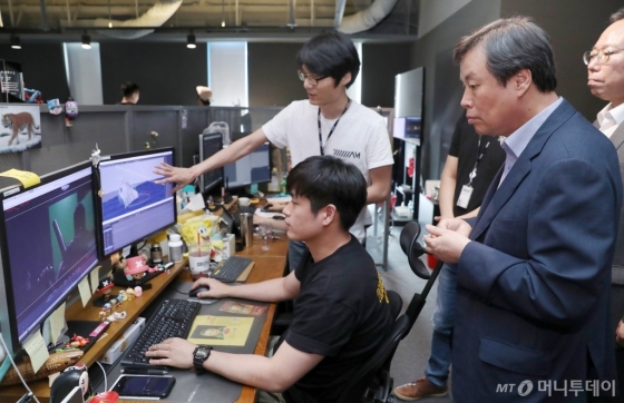 도종환 문화체육관광부 장관이 지난 17일 문화예술계 노동시간 단축 등 관련 현장대응 및 애로사항 청취를 위해 서울 마포구 덱스터 스튜디오를 방문해 제작 현장을 둘러보고 있다. /사진=뉴스1&lt;br&gt;