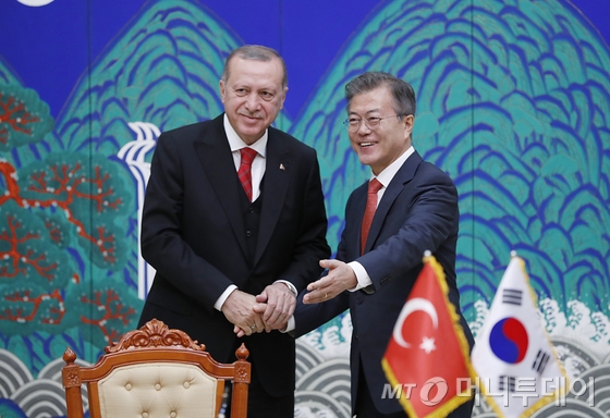  문재인 대통령과 레제프 타이이프 에르도안 터키 대통령이 2일 청와대 충무실에서 열린 MOU 서명식 후 악수하고 있다. (청와대 제공) 2018.5.2/사진=뉴스1 
