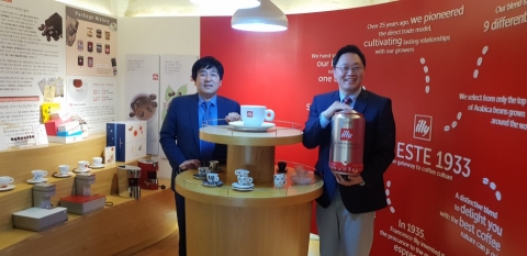 큐로에프앤비, 85년 전통 이탈리아 커피 브랜드 일리(Illy)로 국내시장 재도전 - 머니투데이 큐로에프앤비, 85년 전통 이탈리아 커피 브랜드 일리(Illy)로 국내시장 재도전 - 머니투데이