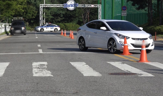 기자가 1일 오전 7시쯤 일산 서부경찰서 뒤쪽 도로서 음주운전 체험용 고글(혈중 알코올 농도 2.0)을 쓰고 장애물을 피하는 주행을 하고 있다./사진=일산 서부경찰서
