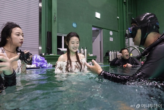 자세 교정받는 수중모델 지망생들.