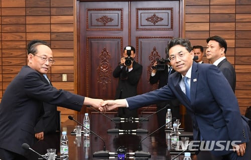 =ý ºаȸ 츮 ǥ 9) 䱳 2 28  ǹ  ϰ ȣ  ȯ溸ȣ λ ȸǿ ռ Ǽϰ ִ. 2018.06.28. (=Ϻ )   photo@newsis.com   <۱ڨ  ýŻ. - .>