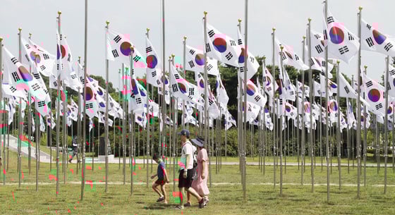 제73주년 광복절을 하루 앞둔 14일 오후 충남 천안 독립기념관을 찾은 시민들이 태극기 마당에 조성된 펄럭이는 태극기 사이로 광복의 의미와 가치를 되새기며 걷고 있다. /사진=뉴스1