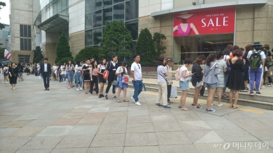 지난 6월 서울 시내 한 면세점 앞에서 개점을 기다리는 중국인 대리구매 보따리상 '따이공'이 길게 늘어서있다. /사진=머니투데이 DB