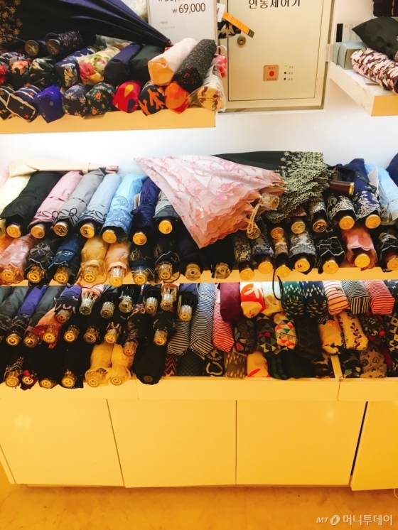 명동 인근 백화점 지하 한 양산 매장. 형형색색 양산들이 있지만 대다수 여성용 양산들이다. 남성 취향이 맞는 양산 종류는 많지 않았다./사진=남형도 기자