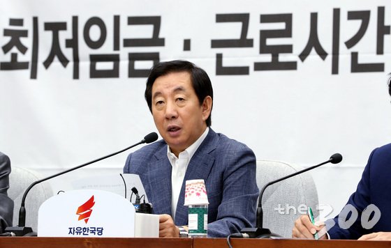  김성태 자유한국당 원내대표가 17일 오전 서울 여의도 국회에서 열린 원내대책회의에서 여야 3당 원내대표-정책위의장 회동에서 합의한 내용을 설명하고 있다. 2018.8.17/뉴스1  