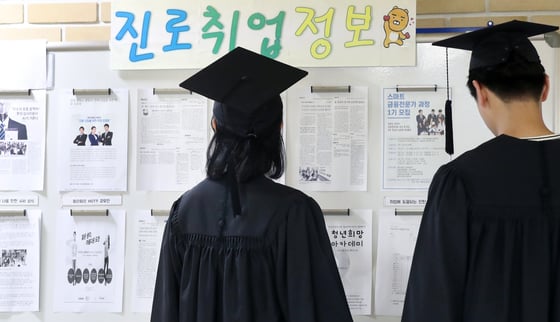  17일 서울의 한 대학교에서 졸업생이 취업 게시판을 살펴보고 있다. 산업 구조조정과 최저임금 인상 등의 여파로 취업자 증가폭 1만명대가 붕괴되면서 최악의 고용상황을 맞은 것으로 나타났다.통계청이 이날 발표한 '7월 고용동향'에 따르면 지난달 취업자는 2708만3000명으로 지난달 같은 기간보다 5000명 증가하는데 그쳤다.취업자 수 증가폭이 1만명 아래로 내려간 것은 2010년 1만명 감소 이후 8년 6개월 만이다. 2018.8.17/뉴스1  