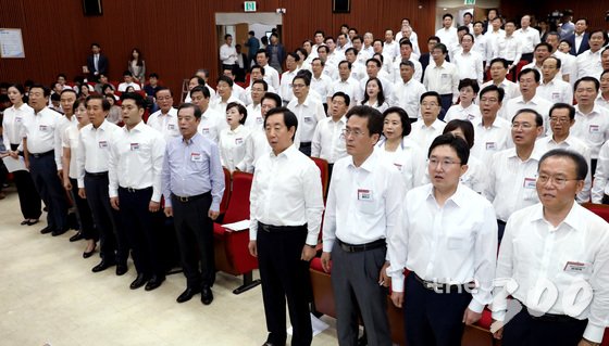 김병준 자유한국당 비대위원장과 김성태 원내대표를 비롯한 의원 및 비대위원 등이 20일 오전 경기도 과천시 공무원인재개발원에서 열린 2018 자유한국당 국회의원 연찬회에서 애국가를 제창하고 있다. /사진=뉴스1