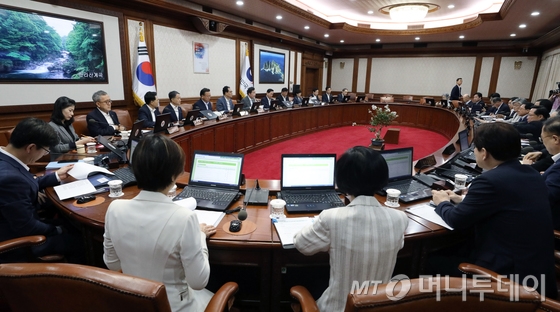  이낙연 국무총리가 21일 오전 서울 종로구 정부서울청사에서 열린 국무회의에 참석해 모두발언을 하고 있다. 2018.8.21/뉴스1  <저작권자 © 뉴스1코리아, 무단전재 및 재배포 금지>