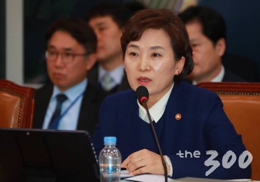 김현미 국토교통부 장관이 21일 오후 서울 여의도 국회에서 열린 국토교통위원회 전체회의에 출석해 의원들의 질의에 답하고 있다. /사진=이동훈 기자