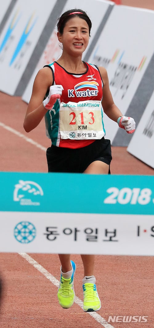 서울국제마라톤 겸 제89회 동아마라톤이 열린 지난 3월 18일 서울 송파구 잠실종합운동장에서 국내 여자부문 1위 k-water소속 김도연 선수가 결승선을 통과하고 있다. /사진=뉴시스
