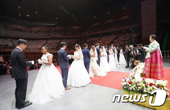 [사진]문선명 총재 6주기 축복결혼식, '신랑·신부 예물교환'