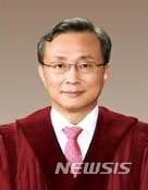 【서울=뉴시스】문재인 대통령이 29일 헌법재판소장 후보자에 유남석 헌법재판관을 지명했다고 청와대가 밝혔다. 2018.08.29. (사진=청와대 제공)   photo@newsis.com   <저작권자ⓒ 공감언론 뉴시스통신사. 무단전재-재배포 금지.>