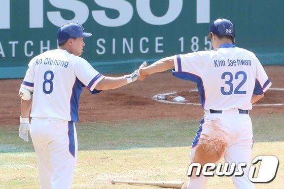 한국 야구대표팀이 1일 오후 6시(한국시간) 인도네시아 자카르타 ‘겔로라 붕 카르노’(GBK) 야구장에서 열린 ‘2018 자카르타·팔렘방 아시안게임’ 일본과 결승전에서 안치홍의 적시타를 앞세워 선취 득점에 성공했다. / 사진제공=뉴스1
