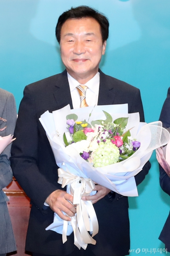 [사진]꽃다발 든 손학규 신임 당대표 - 머니투데이