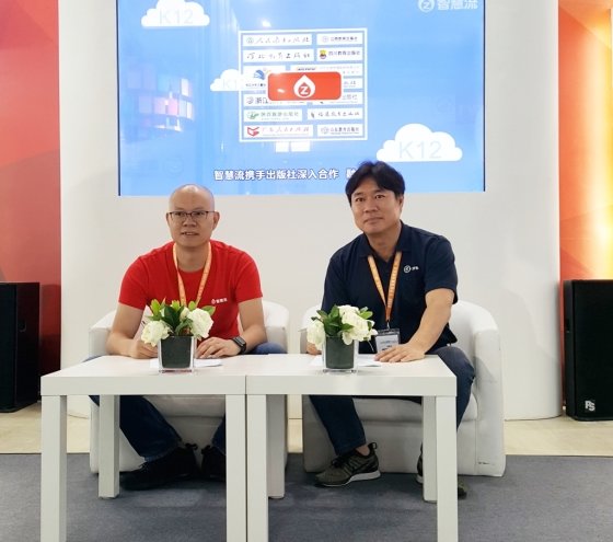 이기현 이퓨쳐 부사장(오른쪽)이 천칭(Chen Qing) BSE교육 대표와 자사 교육콘텐츠 500여종을 공급하는 계약을 체결했다. / 사진제공=이퓨쳐
