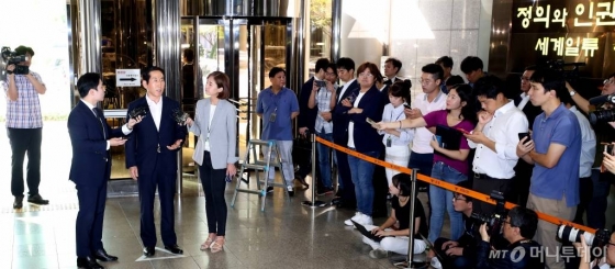 이명박정부 시절 온라인 댓글공작에 관여한 혐의를 받고 있는 조현오 전 경찰청장이 5일 오전 서울 서대문 경찰청으로 출석하고 있다./사진=홍봉진 기자