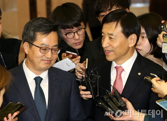 김동연 경제부총리 겸 기획재정부 장관과 이주열 한국은행 총재가 9일 오후 서울 중구 은행회관 뱅커스클럽에서 회동을 마친 뒤 스위스와 106억달러 규모 통화스와프 체결에 합의했다고 발표하고 있다.기획재정부와 한국은행은 이날 스위스중앙은행과 100억 스위스프랑(11조2000억원·106억달러) 규모 3년 만기 양자간 자국통화스와프 계약 체결에 합의했다고 발표했다.  2018.2.9/뉴스1  &lt;저작권자 &#169; 뉴스1코리아, 무단전재 및 재배포 금지&gt;