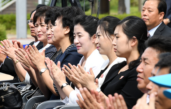  14일 오전 개성공단에서 남북공동연락사무소 개소식이 열린 가운데 개소식 행사에 참석한 북측 여성들이 박수를 치고 있다. 2018.9.14/뉴스1  