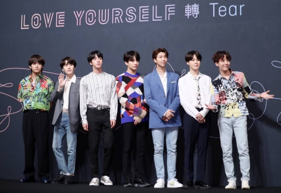 그룹 방탄소년단이 서울 중구 롯데호텔에서 진행된 정규 3집 앨범 'LOVE YOURSELF 轉 Tear' 발매 기념 기자간담회에 참석해 포즈를 취하고 있다.