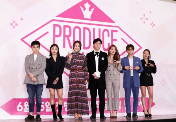 안무가 최영준, 메이제이 리, 배윤정, 가수 이승기, 소유, 이홍기, 치타가 11일 오후 서울 강남구 임피리얼팰리스에서 진행된 Mnet '프로듀스 48' 제작발표회에 참석해 포즈를 취하고 있다.