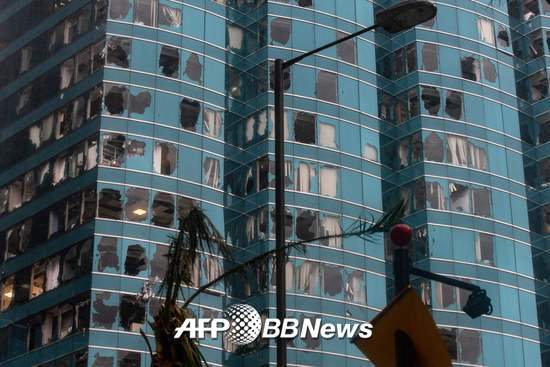 초강력 태풍 망쿳이 16일 홍콩을 강타해 한 상업용 건물의 유리창이 다수 파손됐다. /AFPBBNews=뉴스1