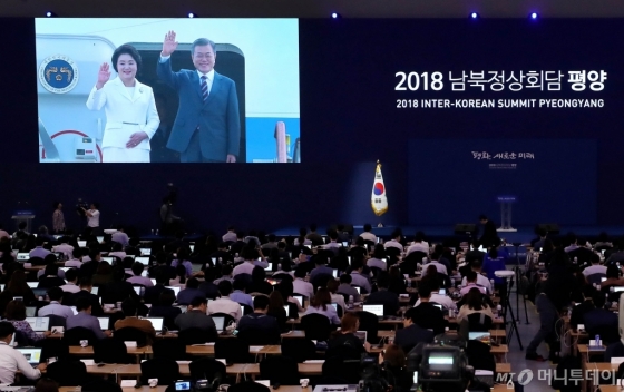 [사진]평양 떠나는 문재인 대통령 내외 - 머니투데이