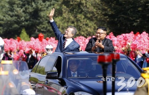 &nbsp;무개차로 이동하는 남북 정상  문재인 대통령과  김정은 국무위원장이  무개차를 함께 타고 18일 평양국제공항에서 백화원 초대소로 이동하고 있다. / 평양사진공동취재단