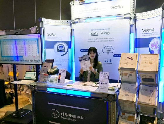 다우바이오메디카가 '대한소아청소년과의사회'연구강좌 부스에서 A군 연쇄상구균 검사 키트 '소피아 스트렙에이'를 선보이고 있다/사진제공= 다우바이오메디카