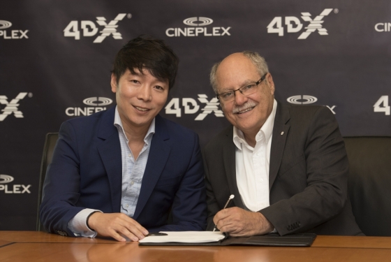 CJ CGV는 자회사인 CJ 4DPLEX와 캐나다 씨네플렉스 극장사업자가 13개 4DX관 추가 도입 계약을 맺었다고 20일 밝혔다. CJ 4DPLEX 최연철 미국법인장(왼쪽)과) 씨네플렉스 엘리스 제이콥 CEO&lt;br&gt;