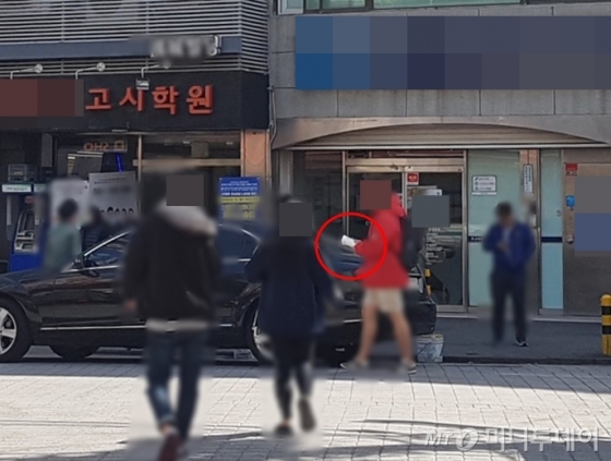 서울시 동작구 노량진 일대에서 공무원 시험 수험생들이 학원을 향해 바삐 가고 있다. /사진=머니투데이