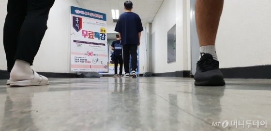 21일 서울 동작구 노량진에 위치한 윌리스 신광은 경찰학원에서 경찰공무원 수험생들이 발길을 옮기고 있다. /사진제공=윌비스 신광은 경찰학원