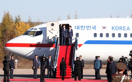 문재인 대통령과 부인 김정숙 여사가 20일 오전 백두산 방문을 위해 양강도 삼지연 공항에 도착해 김정은 국무위원장의 영접을 받고 있다. 2018.09.20. /평양사진공동취재단