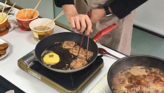 기자가 여러가지 전을 부치고 있다 /사진=강선미 기자