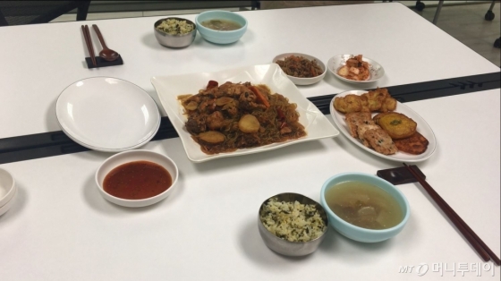 닭찜, 전, 밥과 국, 불고기, 양념장, 김치가 차려진 상. 식사 후 빈 접시에는  송편을 옮겨 먹었다. /사진=강선미 기자
