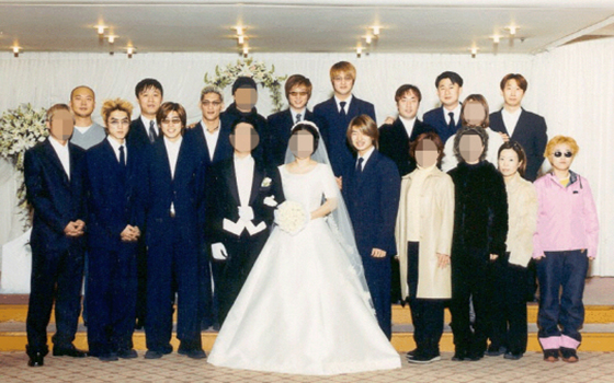 방송인 송은이(아래줄 오른쪽 끝)가 분홍색 점퍼에 청바지를 입고 이휘재 누나 결혼식에 참석한 모습. /사진=온라인커뮤니티