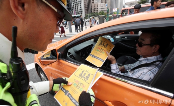 [사진]전좌석 안전띠! 홍보하는 경찰